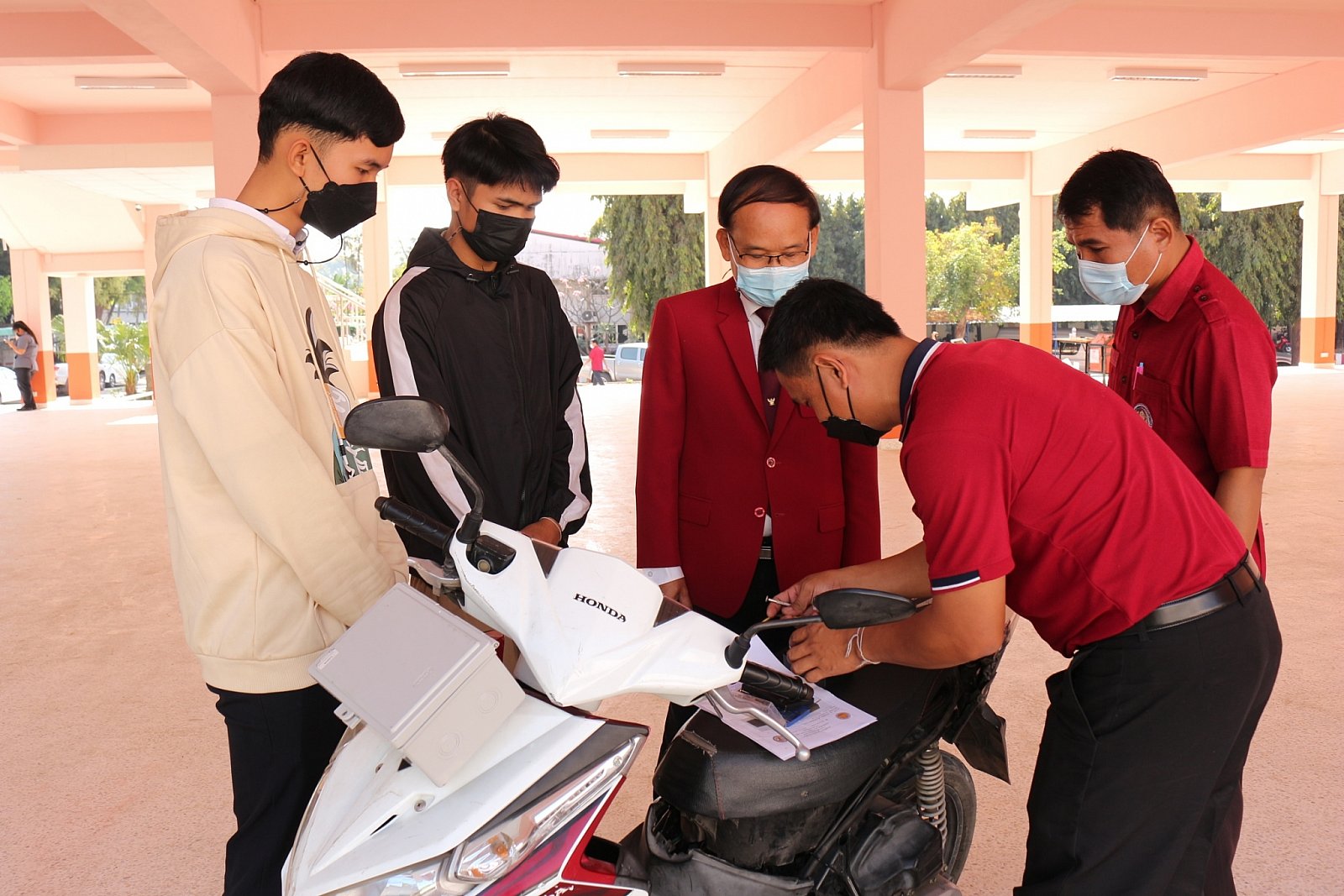 การประเมินสิ่งประดิษฐ์ของคนรุ่นใหม่  "นวัตกรรมอาชีวศึกษาเพื่อแก้ปัญหาความยากจน" ประจำปีการศึกษา2564