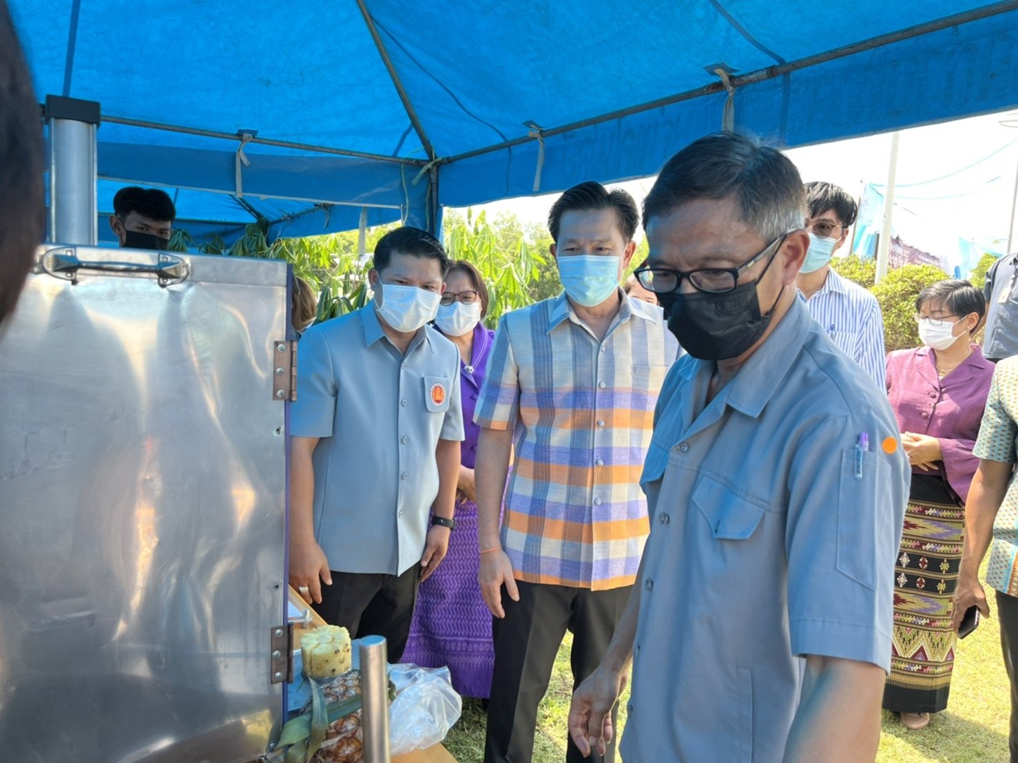 ท่านรองฝ่ายแผนงานและความร่วมมือ นำคณะครูที่ปรึกษาผลงานสิ่งประดิษฐ์ และนักเรียนนักศึกษาเข้าร่วมงานจัดนิทรรศการ “การถ่ายทอด เผยแพร่ สาธิต และจัดแสดงนิทรรศการองค์ความรู้ด้านพลังงานทดแทนและอนุรักษ์พลังงาน Energy For All พลังงานเพื่อทุกคน”